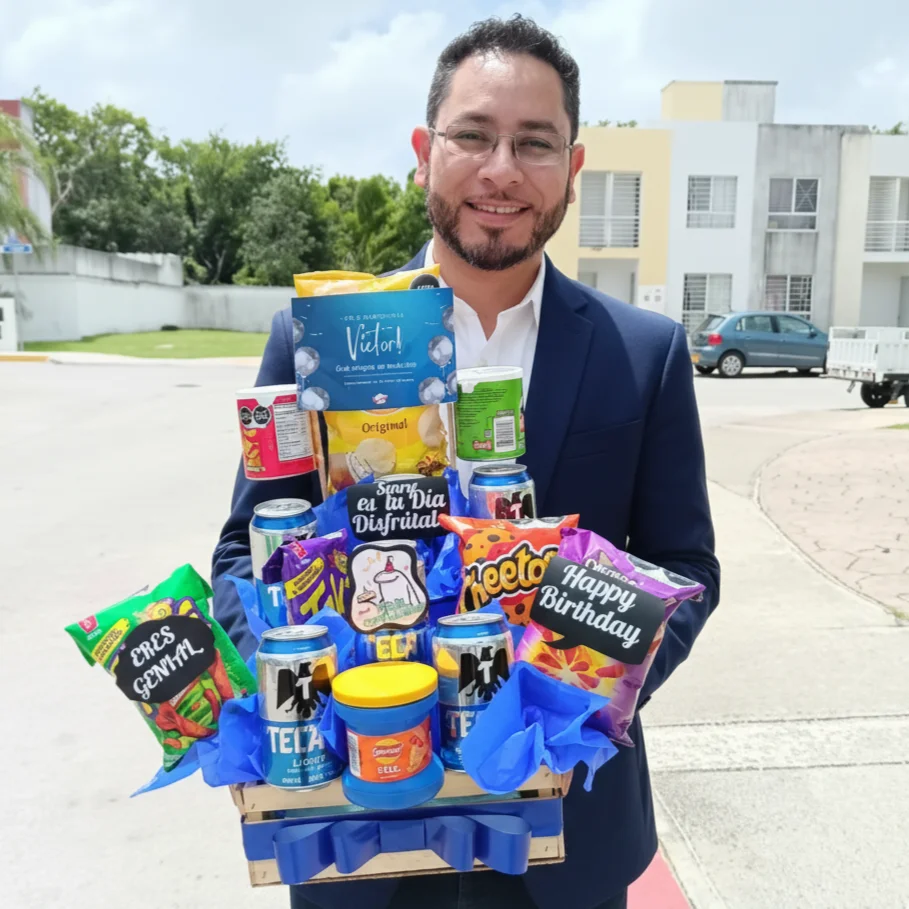 Cliente feliz con flores recién cortadas